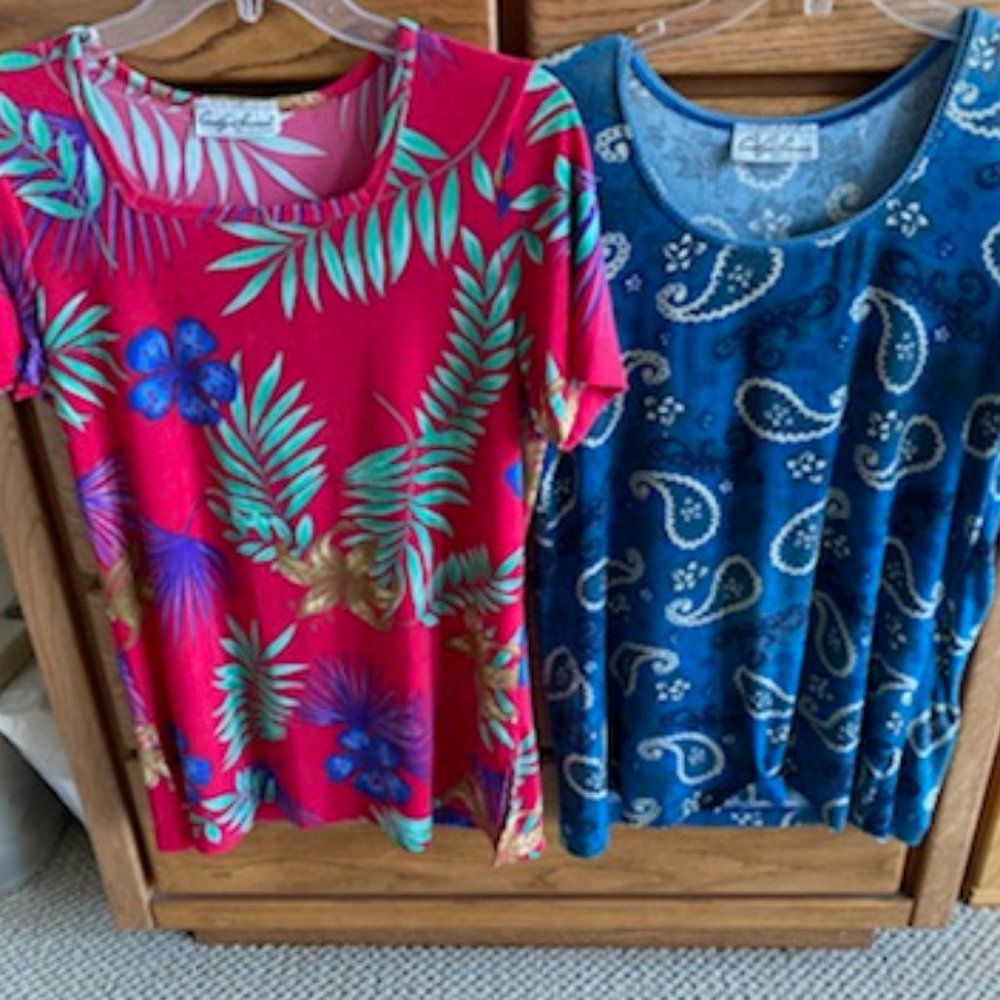 2 CAROLYN STRAUSS *No Wrinkle ss TOPS * Hot PINK TROPICAL & BLUE BANDANA* S or M